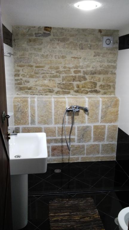 Konaku Guest House Gjirokastër Rom bilde